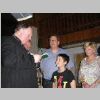 11_Bambini Joshua erhaelt von Pfarrer Kuerten die Kette.JPG